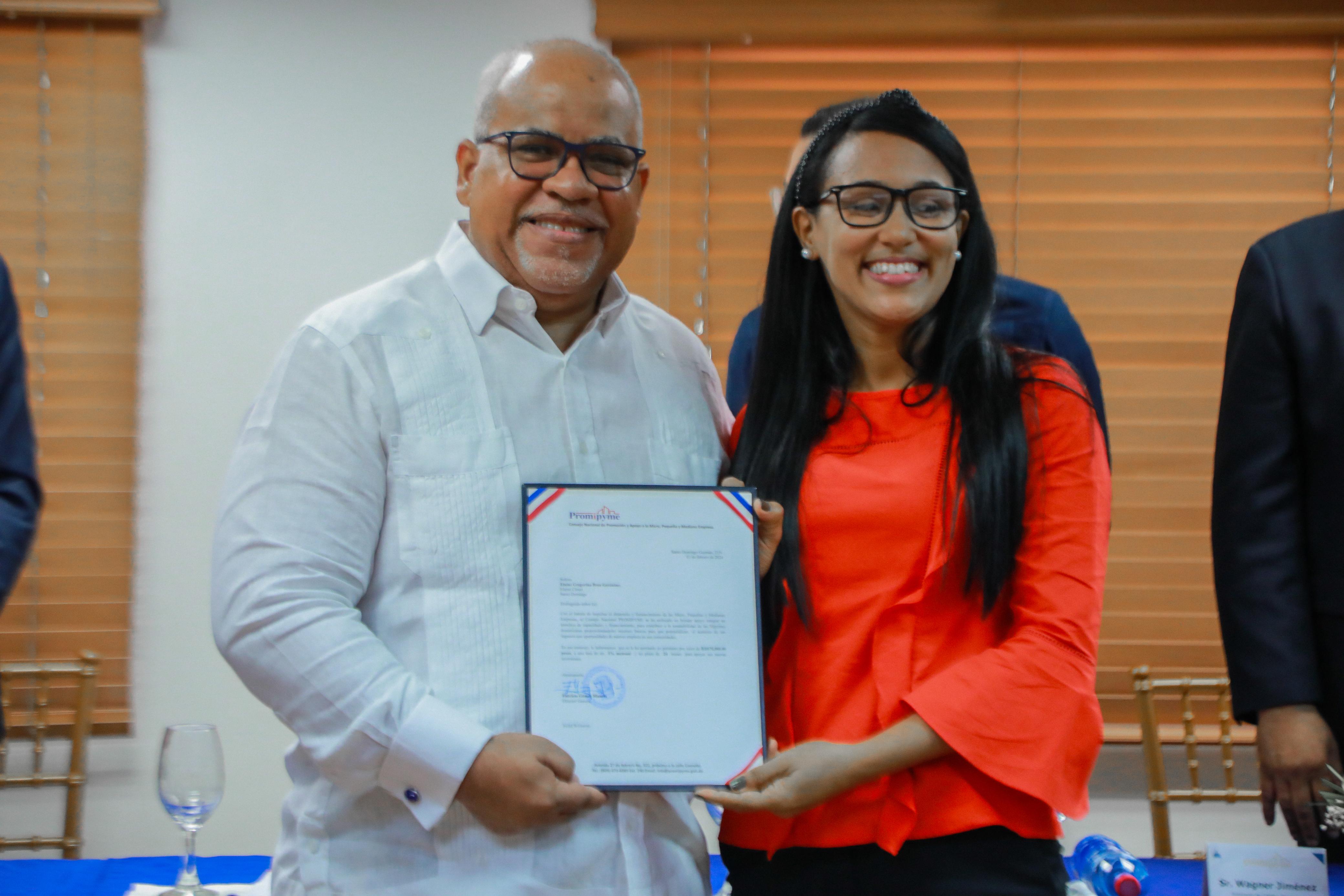 Promipyme entrega préstamos a beneficiarios provincia Santo Domingo